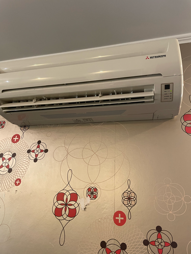 Выполнена очистка фильтров, удаление пыли из внутренних частей устройства, проверка дренажной системы и дезинфекция теплообменника для улучшения работы и предотвращения запахов.