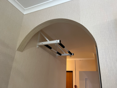 Закрепление спортивного оборудования в арке, обеспечивающее надежность и устойчивость конструкции. Установлены крепежные элементы, проверена прочность фиксации.