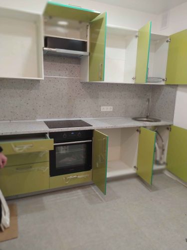 Собрана кухня: установлены шкафы, закреплены фасады, монтирована столешница, подключена техника, установлена мойка, смонтирован фартук, настроены петли, проверена работа всех элементов.