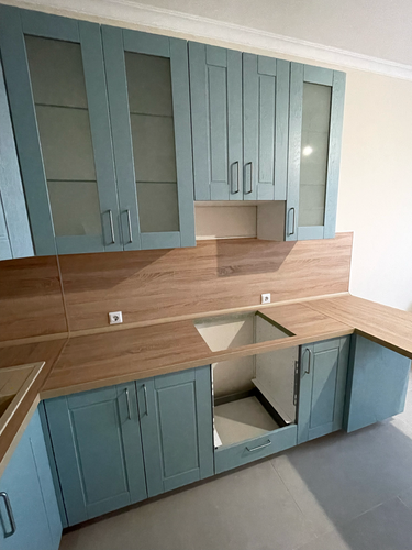 Обновлены дверцы шкафов, выполнены точные замеры и аккуратная установка. Фасады подогнаны под размеры, учтены все детали. Обновлённый облик кухни с новыми элементами.