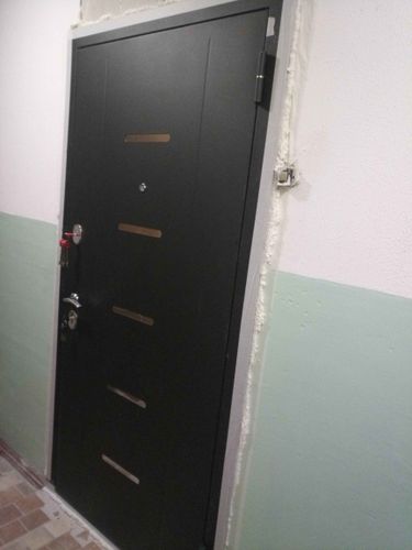 Установлена новая металлическая дверь, выполнена регулировка петель, заменены замки, улучшена звукоизоляция, обновлены уплотнители, устранены зазоры, произведена отделка откосов.