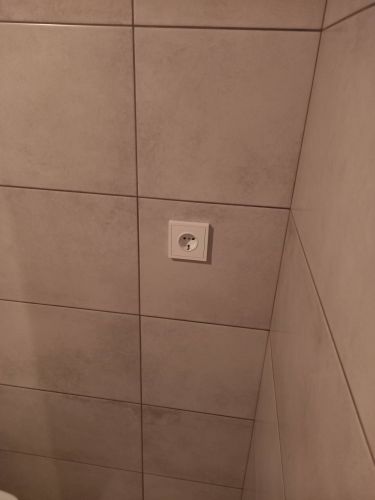 Установка розетки на готовые коммуникации