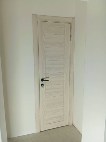 Установлен запорный механизм в деревянное полотно, выполнено точное сверление, закреплена ручка, проверена функциональность, обеспечена плавная работа, добавлены декоративные элементы.