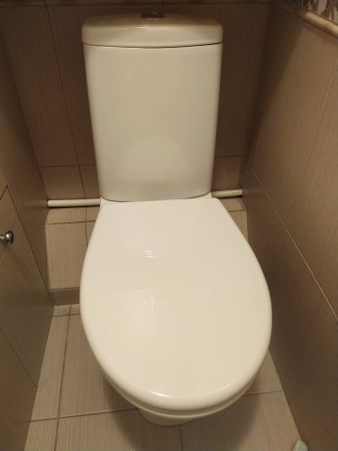 Установлен напольный унитаз, подключены коммуникации, выполнено герметичное соединение с канализацией, проверена функциональность, произведена уборка рабочего места.