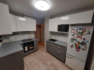 Проведена установка новой розетки на кухне, подключение к сети, проверка работоспособности, монтаж в удобном месте, соблюдение всех норм безопасности и аккуратное завершение работ.