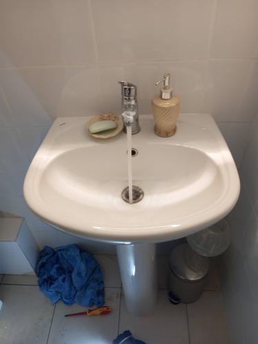 Устранена протечка в раковине, заменены уплотнители, проверена герметичность соединений, восстановлен нормальный поток воды, очищено место работы, убраны инструменты.