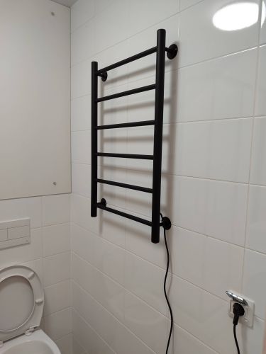 Установлен новый смеситель, подключены трубы, проверена герметичность соединений, устранены протечки, обеспечена надежная фиксация, восстановлена функциональность водоснабжения.