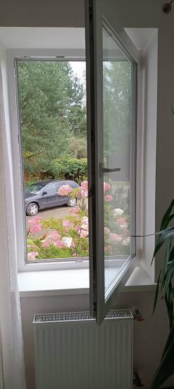 Проведена настройка створки, устранены зазоры, обеспечена плотность прилегания, отрегулированы петли, улучшена герметичность, проверена фурнитура, оптимизировано открывание.