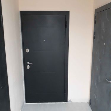 Изображение демонстрирует завершённый процесс монтажа пластиковой двери. Конструкция установлена, закреплена, отрегулирована, обеспечена герметичность, добавлены необходимые элементы фурнитуры.