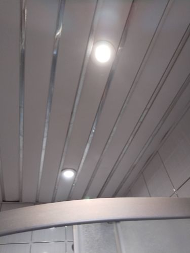 Установлены светильники в потолок, подключены к электросети, обеспечено равномерное освещение. Завершено аккуратное встраивание в конструкцию, проверена работоспособность.