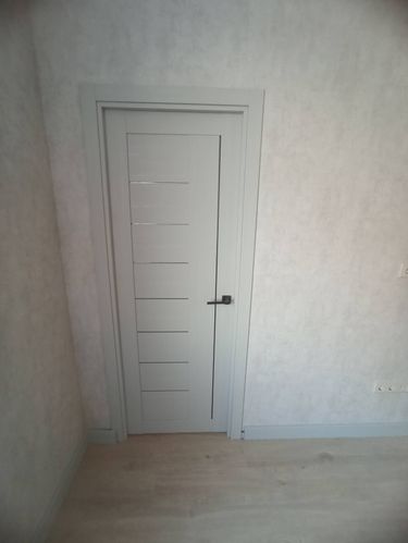 Установлена новая створка, закреплена коробка, врезаны петли, навешана ручка, отрегулированы зазоры, проверена плавность хода, завершена отделка откосов, произведена уборка.