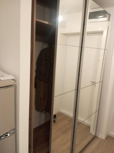 Собран корпус, установлены полки, закреплены направляющие, смонтированы зеркальные двери, проверена плавность хода, отрегулированы механизмы, обеспечена устойчивость конструкции.