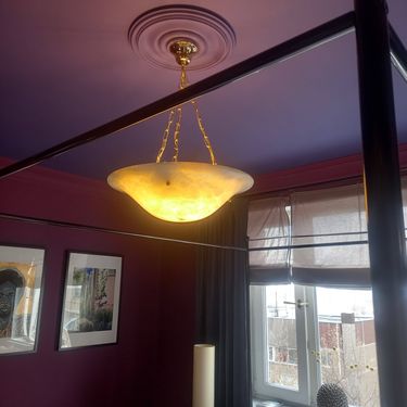 Установлено осветительное устройство на потолок, выполнено подключение к электросети, закреплены крепежные элементы, проверена работоспособность, обеспечена надежная фиксация.