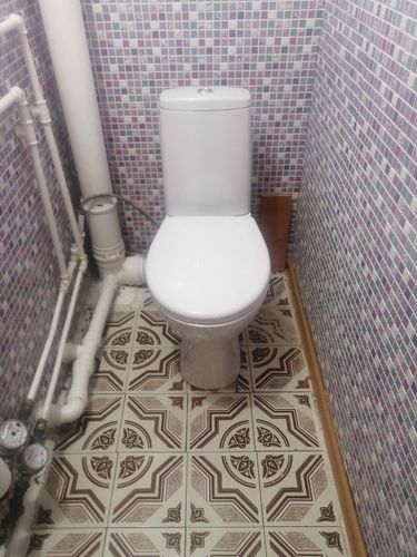 Установлен новый напольный унитаз, подключены коммуникации, проверена герметичность соединений, отрегулирован сливной механизм, выполнена очистка рабочей зоны.