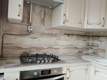 Установлены шкафы, закреплена столешница, подключена варочная панель, смонтирована мойка, подвешены полки и рейлинги, проведены коммуникации, обеспечена функциональность и эстетика.