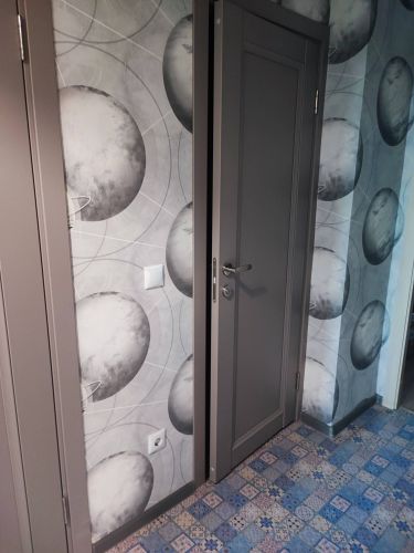 Установлен новый замок в дверь, выполнены отверстия для механизма и ручки, закреплены все элементы, проверена работоспособность, обеспечена плавность закрытия и надежность конструкции.