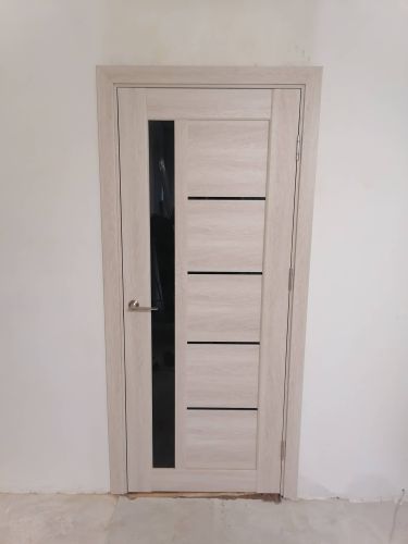 Установлена новая деревянная дверь с одной створкой, закреплена в проеме, навешены петли, врезан замок, прикреплена ручка, отрегулировано положение, обеспечена плавная работа.