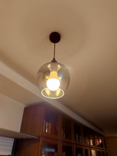 Установлен новый светильник на потолке, подключен к электропитанию, проверена работоспособность, закреплен плафон, обеспечено равномерное освещение комнаты.