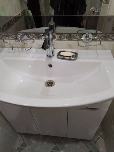 Установлен новый кран на раковину, обеспечена герметичность соединений, проверена работа водопровода, обновлен внешний вид ванной комнаты.