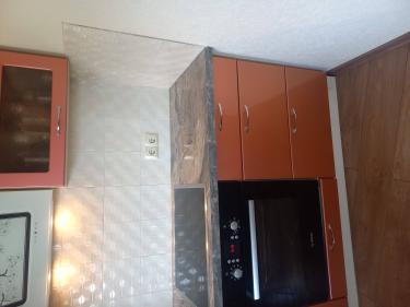 Извлечён духовой шкаф, отключены коммуникации, освобождена ниша в кухонном гарнитуре, проведена проверка безопасности, подготовлено пространство для дальнейших действий.