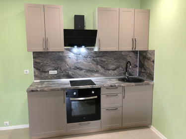 Электрическая точка была перемещена на новое место на кухне, обеспечив удобный доступ к бытовым приборам. Установлены новые провода, выполнено подключение и проверка работоспособности.