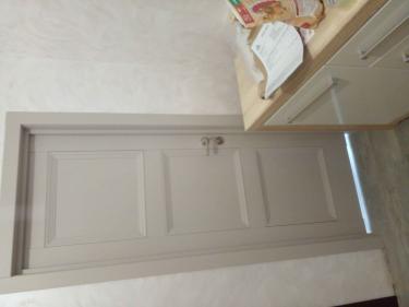 Изображена установленная дверь-гармошка, аккуратно закрепленная в проеме. Завершены монтажные работы, включая фиксацию направляющих и проверку плавности открывания.