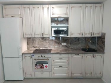 Установлены шкафы, закреплены фасады, смонтирована столешница, подключены бытовые приборы, врезана мойка, установлены ручки, выполнена подгонка всех элементов, проверена функциональность.