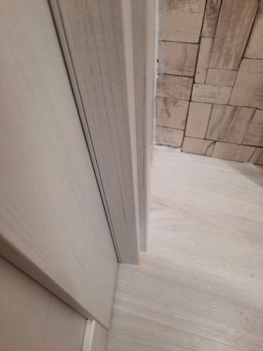 Установлена новая створка, закреплены петли, отрегулирована фурнитура, произведена подгонка по уровню, зазоры устранены, наличники смонтированы, проверена плавность закрытия.