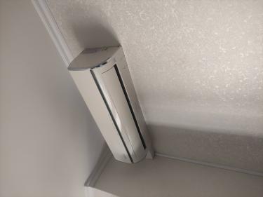 Проведена чистка фильтров, проверка уровня хладагента, осмотр дренажной системы, тестирование работы устройства, устранение загрязнений, диагностика электрических соединений.