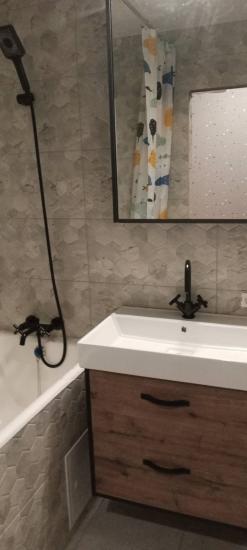 Установлен новый кран в ванной комнате, подключены все коммуникации, проверена герметичность соединений, выполнена регулировка напора воды, проведена очистка рабочей зоны.