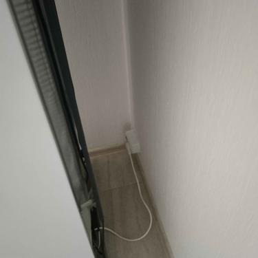 Розетка перемещена на новое место, кабель аккуратно проложен вдоль стены, подключение завершено. Установлено в углу комнаты, обеспечивая удобный доступ к электропитанию.