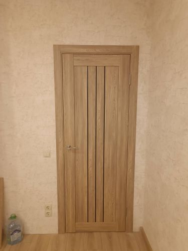 На деревянной двери аккуратно установлено запорное устройство. Выполнены все необходимые вырезы, закреплены элементы, ручка и замочная скважина функциональны и надежны.