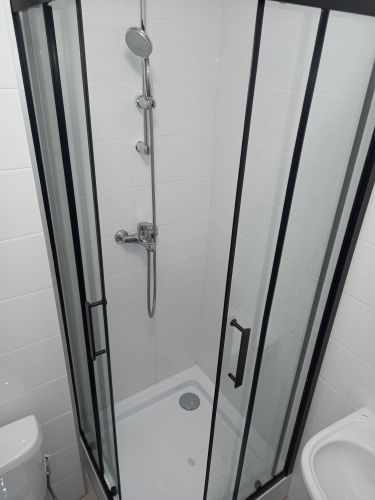 Установлено оборудование для нагрева воды, подключены трубы к системе водоснабжения, проверена герметичность соединений, выполнено тестирование функциональности и безопасности устройства.