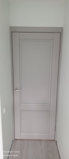 Установлена складная дверь, закреплены направляющие, створки соединены, обеспечена плавная работа механизма. Проведена регулировка, проверена надежность креплений и герметичность.