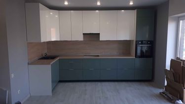 Установлены шкафы, закреплены фасады, смонтирована столешница, подключена раковина, встроена техника, выполнена отделка фартука, установлены светильники, завершена сборка и настройка кухонного гарнитура.