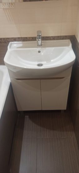 Установка раковины с тумбой