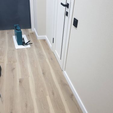 Монтаж пластикового плинтуса