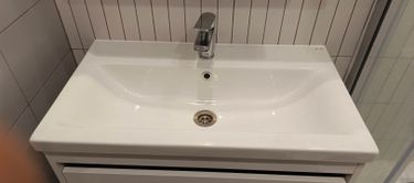 Установка раковины с тумбой