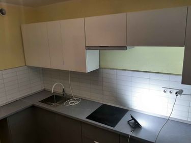 Установлены шкафы, смонтирована столешница, врезана мойка, подключен смеситель, закреплена варочная панель, уложен фартук из плитки, подключены розетки. Завершено оформление кухни.