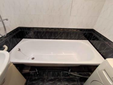 Установлена угловая ванна, подключены водопроводные трубы, герметизация швов, проверка стока, выравнивание конструкции, монтаж декоративных панелей, проверка герметичности соединений.