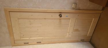 Выполнена установка замка: вырезано отверстие в двери, закреплён механизм, установлены ручки, проверена работа. Дверь закрывается и открывается плавно, без заеданий.