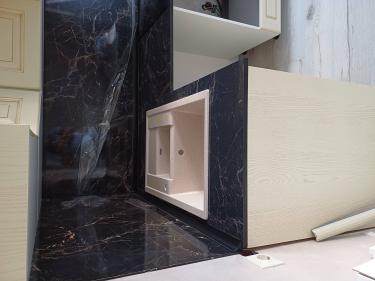 Установлено устройство для измельчения отходов, подключено к системе водоснабжения и электросети, проверена работоспособность, обеспечена герметичность соединений, выполнена финальная проверка.