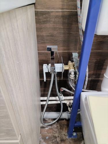 Установлена новая стальная труба, подключены гибкие шланги, закреплены фитинги, обеспечена герметичность соединений, проведена проверка на утечки, завершен монтаж сантехнического оборудования.