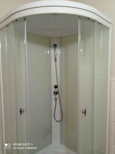 Установлена новая душевая конструкция, заменены водопроводные трубы, смонтированы стеклянные панели, подключено оборудование, проведены отделочные работы, обеспечена герметичность соединений.