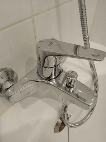 Проведена замена эксцентриков, установлены новые детали, обеспечивающие надежное соединение смесителя с трубами. Обновленный механизм функционирует без протечек, обеспечивая стабильную работу.