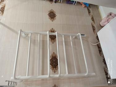 Установлено устройство на стену, подключено к электросети, проверена работа, закреплено крепежами, проведены необходимые соединения. Завершена настройка и тестирование.