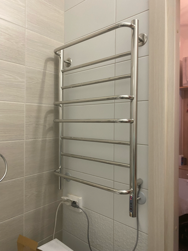 Закреплен прибор на стене, подключен к электросети через розетку, проверена работоспособность, обеспечена надежная фиксация, соблюдены все меры безопасности и эстетичность установки.