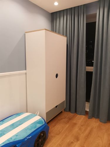 Собран шкаф с полками, закреплены дверцы, установлены ручки, выровнены поверхности, проверена устойчивость, завершена установка на полу.