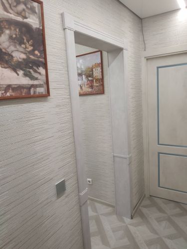 Установлена декоративная арка в дверном проеме. Проведены работы по монтажу и отделке, обеспечена аккуратная подгонка элементов. Завершено оформление с учетом интерьера помещения.