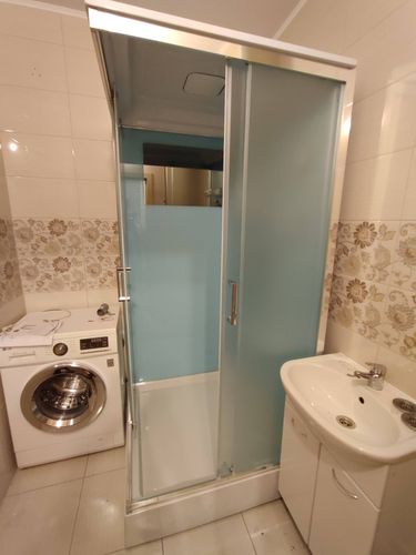 Устройство подключено к водопроводу, слив интегрирован в систему канализации, проверена герметичность соединений, проведено тестирование работы, установлена на место, выровнена по уровню.